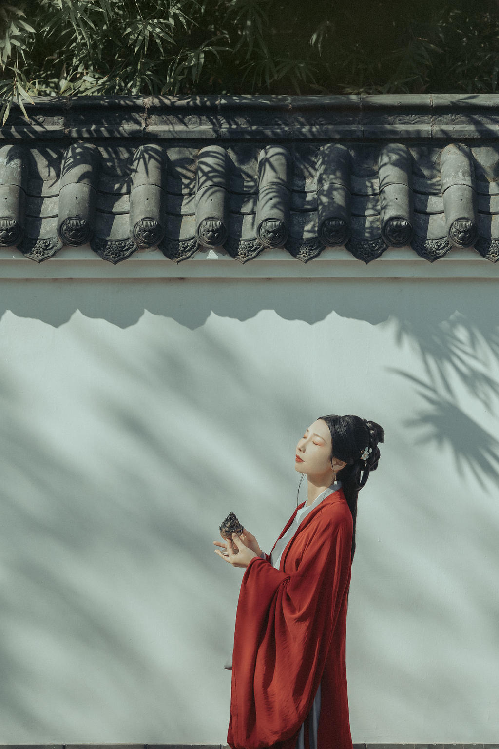 古装红衣美女亭亭玉立私人拍摄