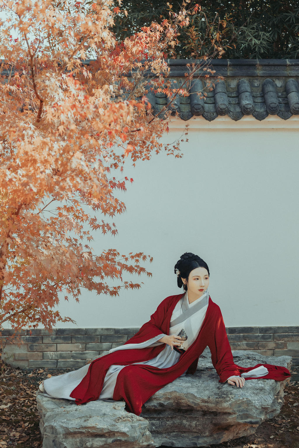 古装红衣美女亭亭玉立私人拍摄