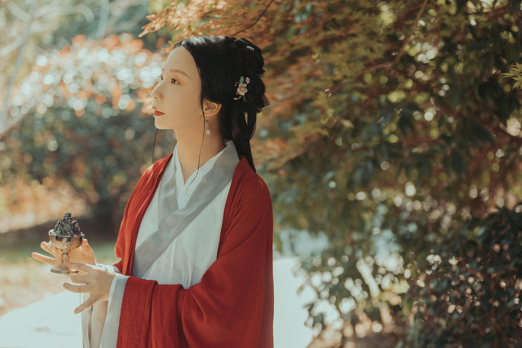 古装红衣美女亭亭玉立私人拍摄