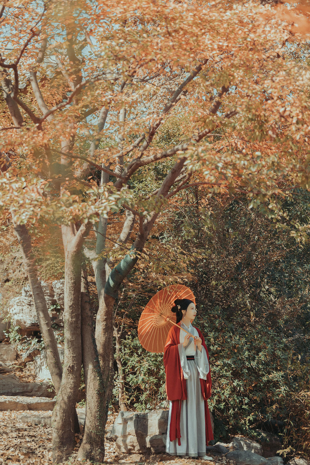 古装红衣美女亭亭玉立私人拍摄