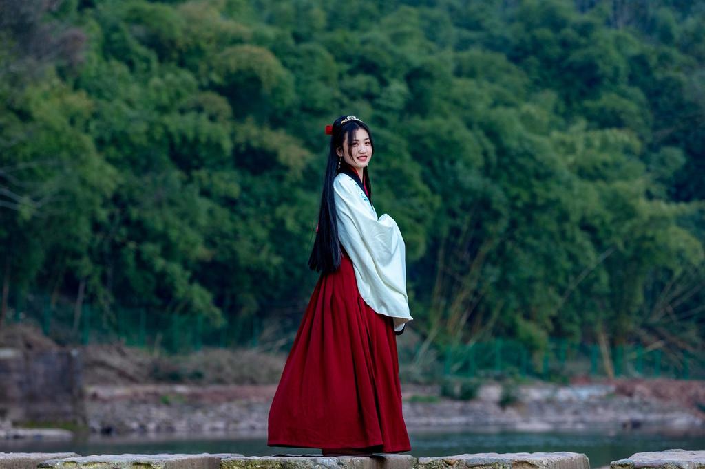 汉服美女轻摇裙摆翩翩起舞写真