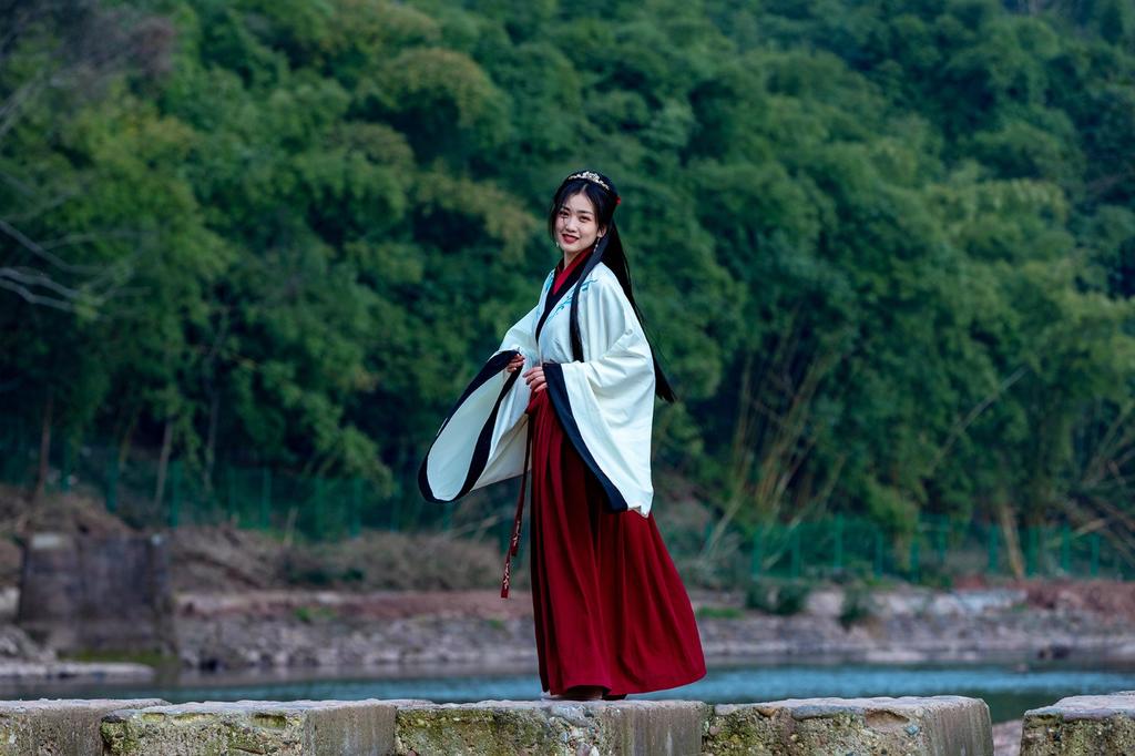 汉服美女轻摇裙摆翩翩起舞写真