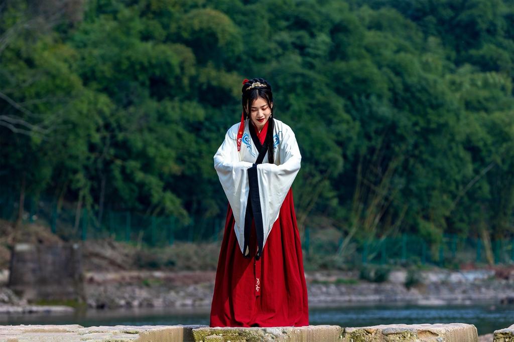 汉服美女轻摇裙摆翩翩起舞写真