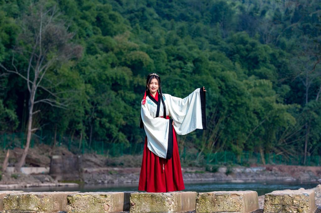 汉服美女轻摇裙摆翩翩起舞写真