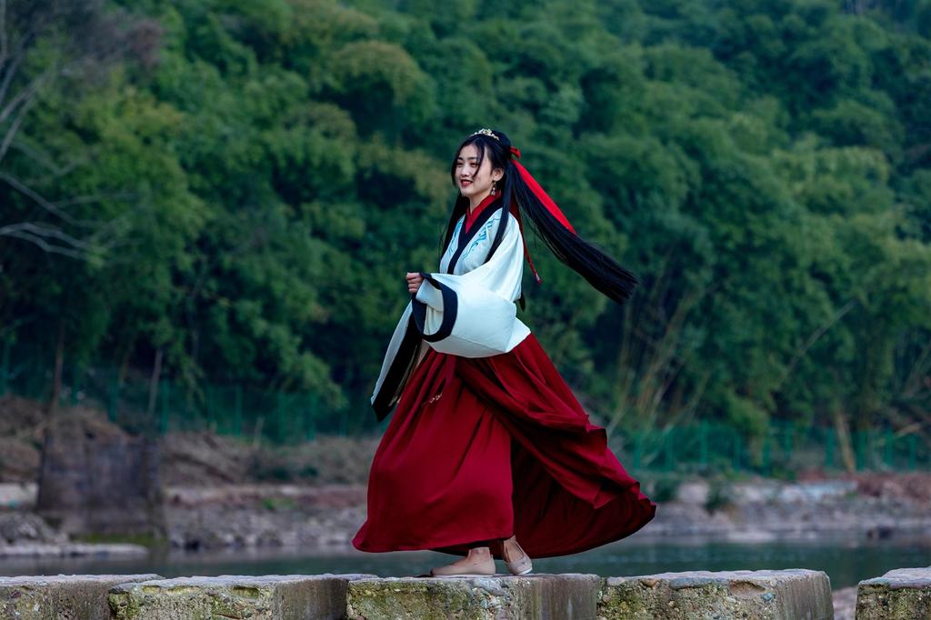 汉服美女轻摇裙摆翩翩起舞写真