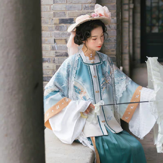 汉服美女唇红齿白杏眼桃腮写真