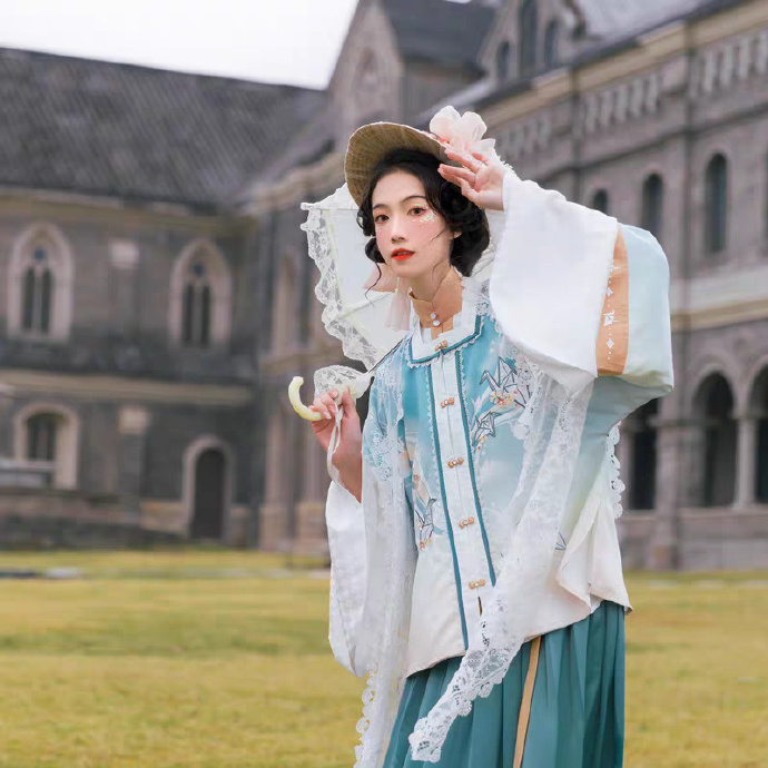 汉服美女唇红齿白杏眼桃腮写真