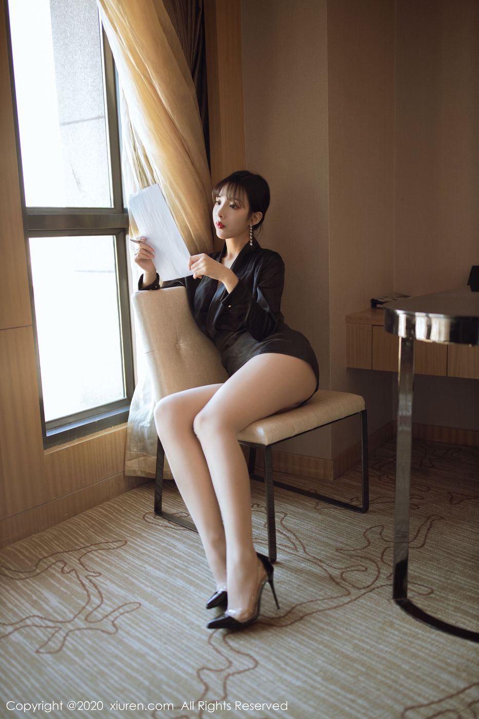 [XIUREN秀人网] 模特陈小喵黑皮短裙丝袜美腿女秘书装扮写真 No.2094