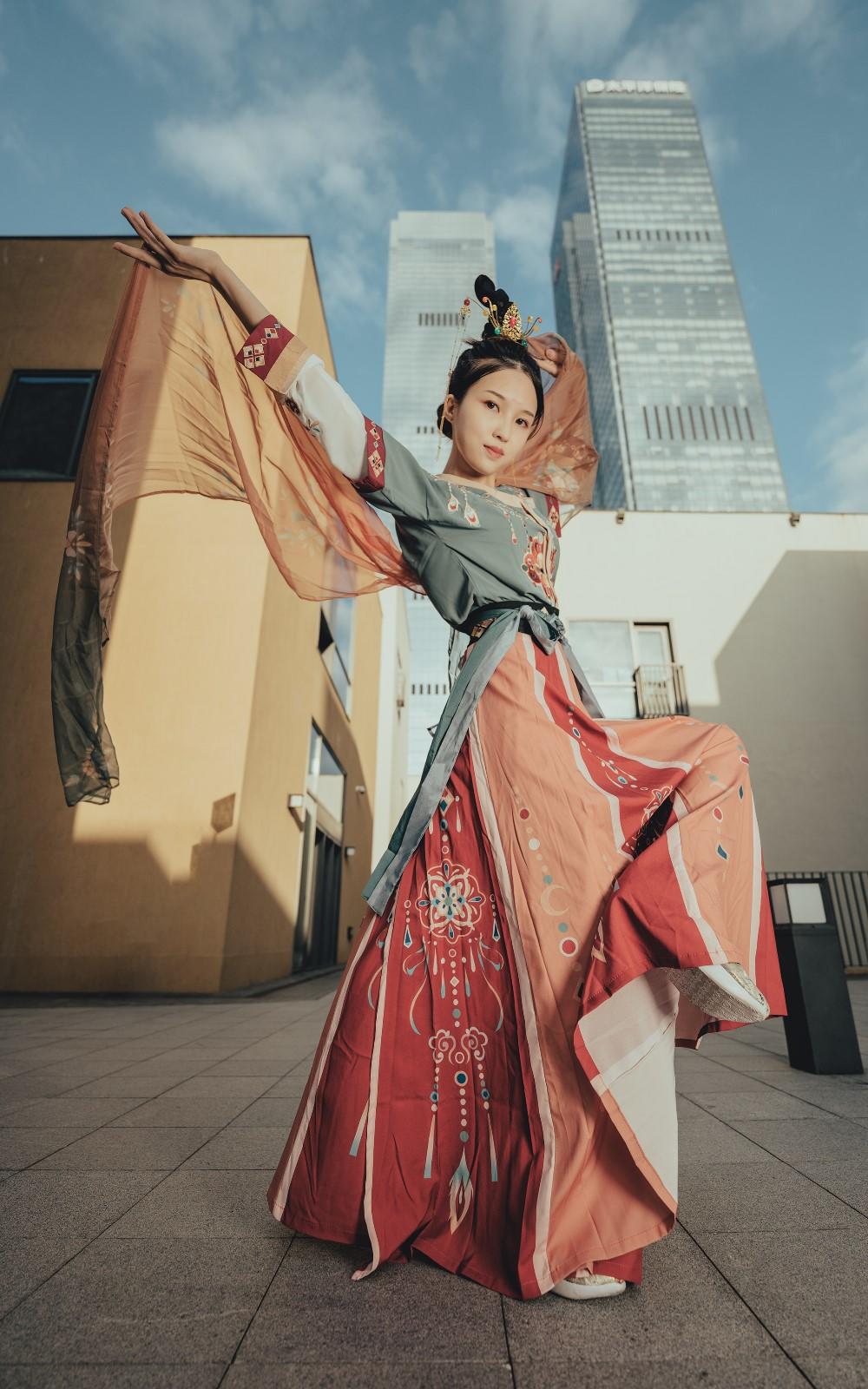 国风古韵敦煌美女翩翩起舞写真