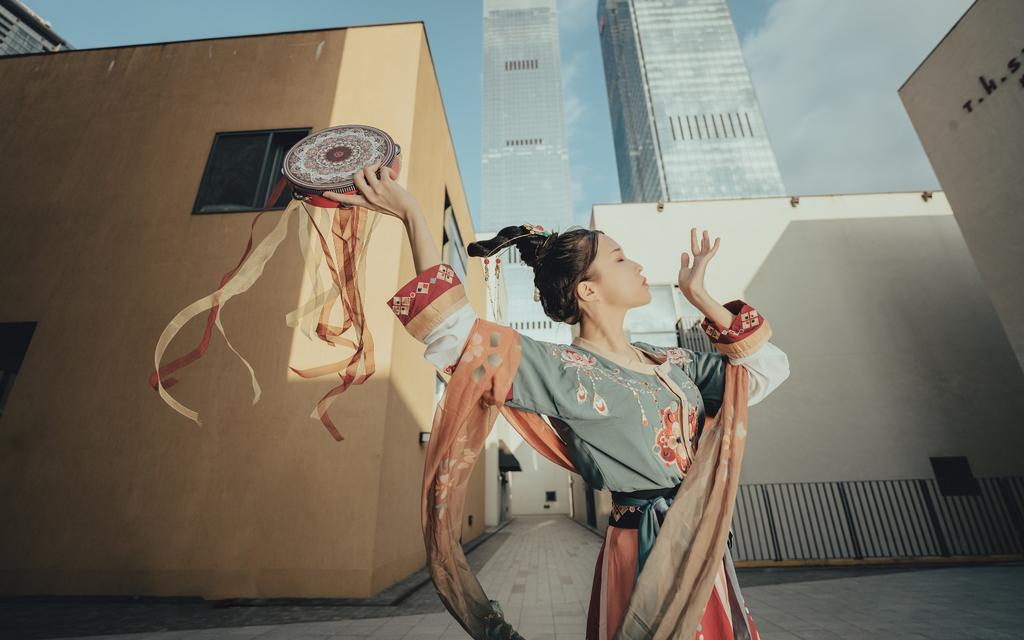 国风古韵敦煌美女翩翩起舞写真