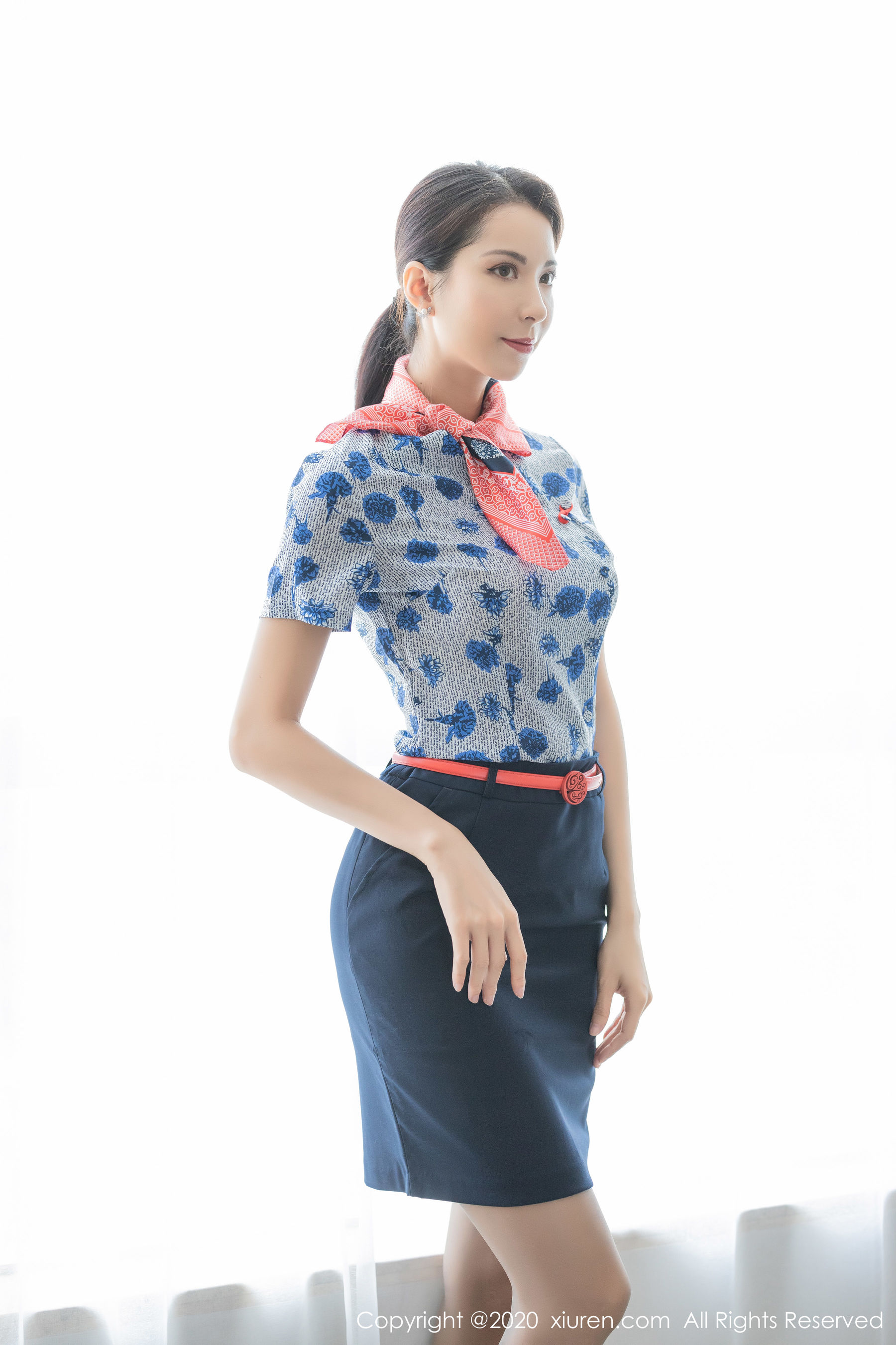 carry《端雅的制服与丝袜》 [秀人XIUREN] No.2018 写真集