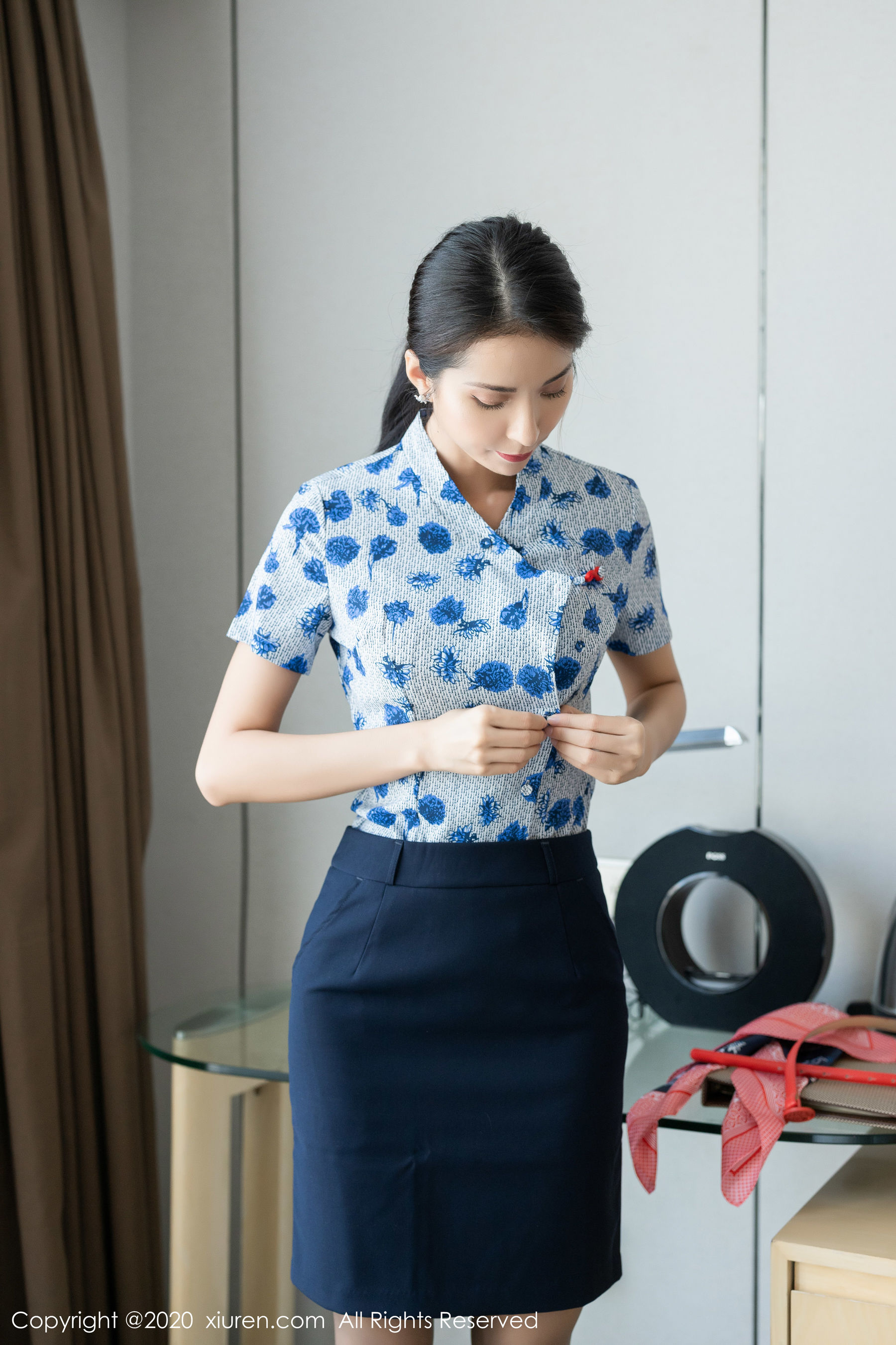 carry《端雅的制服与丝袜》 [秀人XIUREN] No.2018 写真集