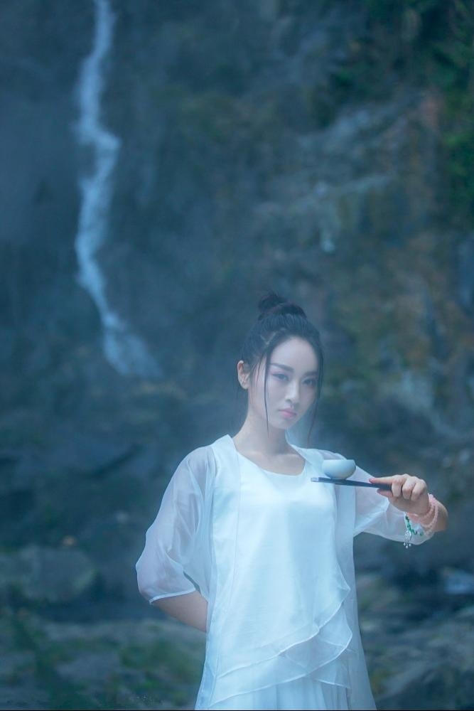 白衣飘飘古装美女美腿玉足写真