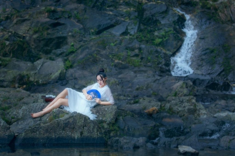 白衣飘飘古装美女美腿玉足写真