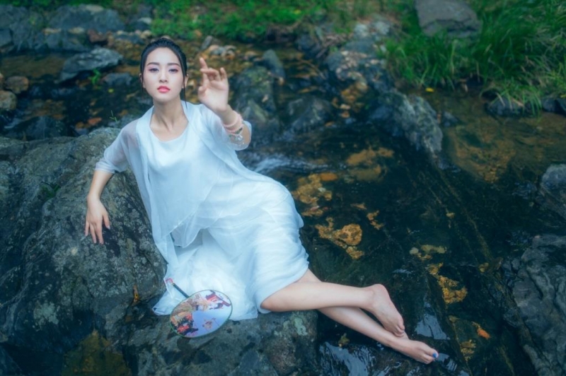 白衣飘飘古装美女美腿玉足写真