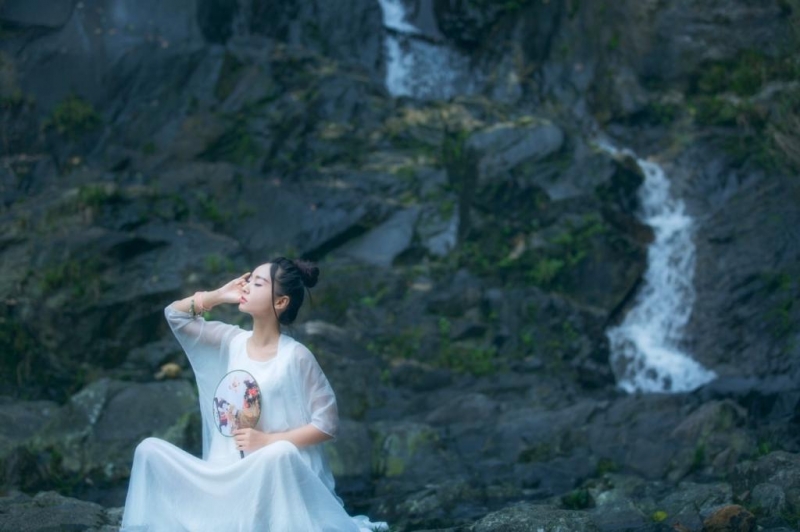 白衣飘飘古装美女美腿玉足写真