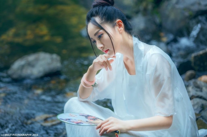 白衣飘飘古装美女美腿玉足写真