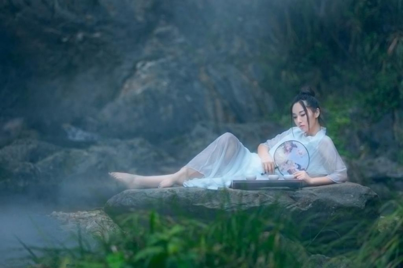 白衣飘飘古装美女美腿玉足写真