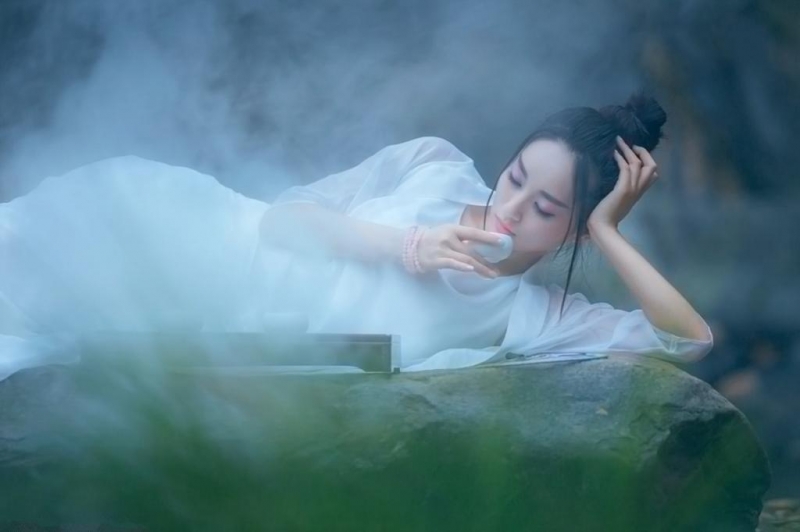 白衣飘飘古装美女美腿玉足写真