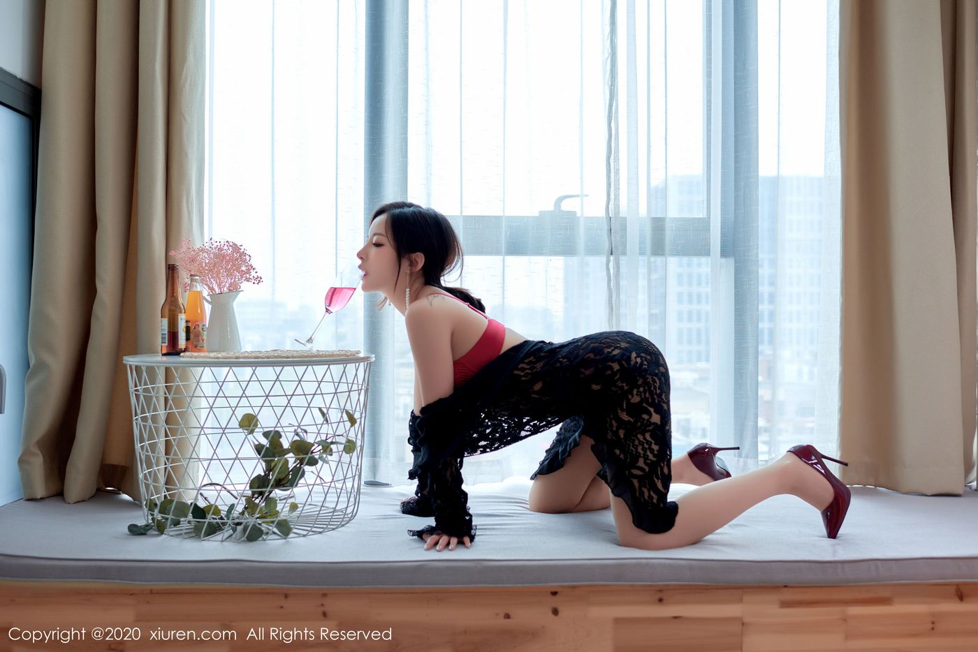 [XiuRen秀人网] 美女模特陈小喵《偶遇醉酒的女主》剧情性感写真 No.2184