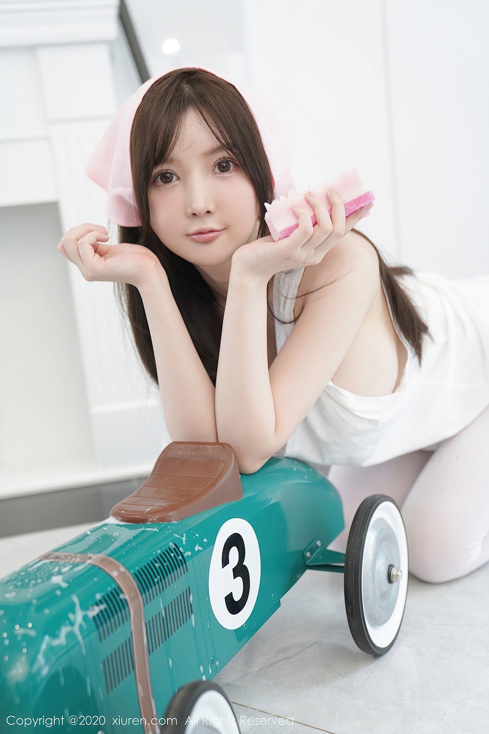 XiuRen第2557期_女神糯美子Mini性感家政女仆主题超薄无内白丝裤袜极致诱惑写真106P