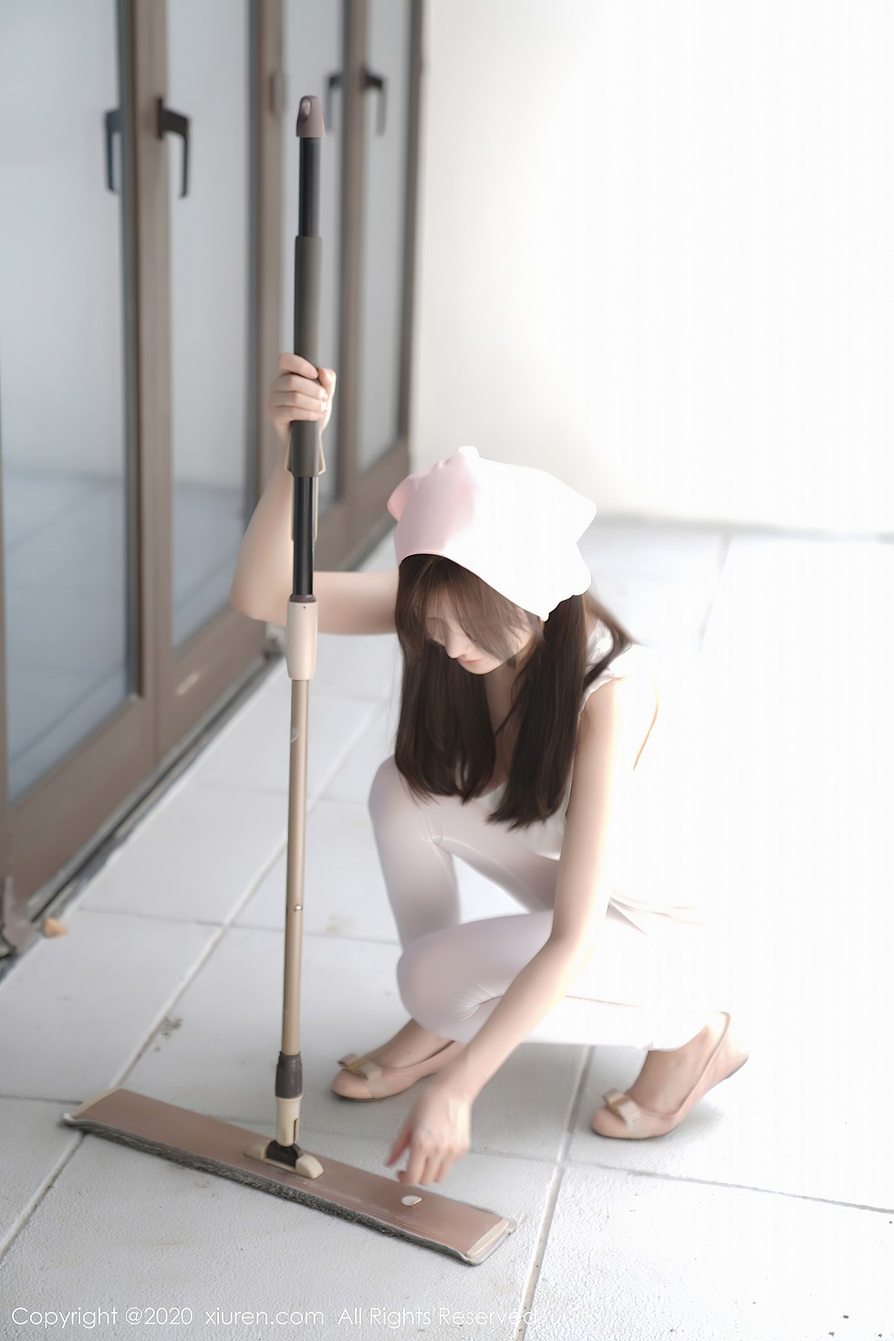 XiuRen第2557期_女神糯美子Mini性感家政女仆主题超薄无内白丝裤袜极致诱惑写真106P