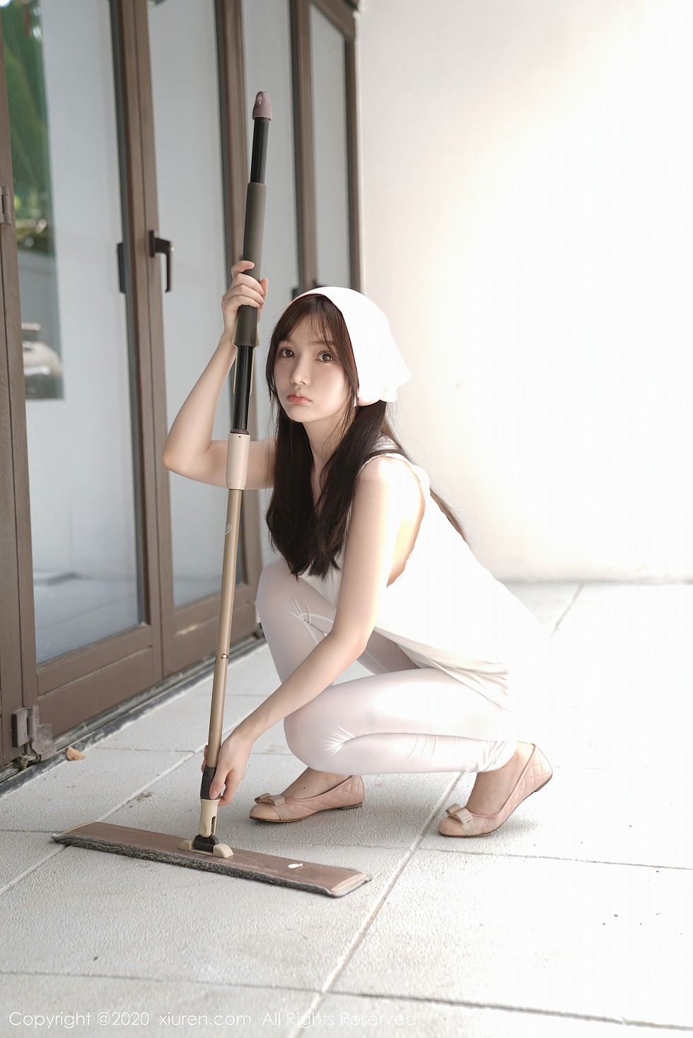 XiuRen第2557期_女神糯美子Mini性感家政女仆主题超薄无内白丝裤袜极致诱惑写真106P