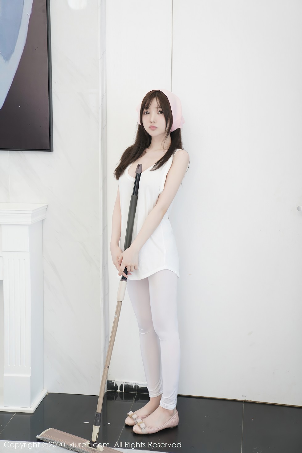 XiuRen第2557期_女神糯美子Mini性感家政女仆主题超薄无内白丝裤袜极致诱惑写真106P