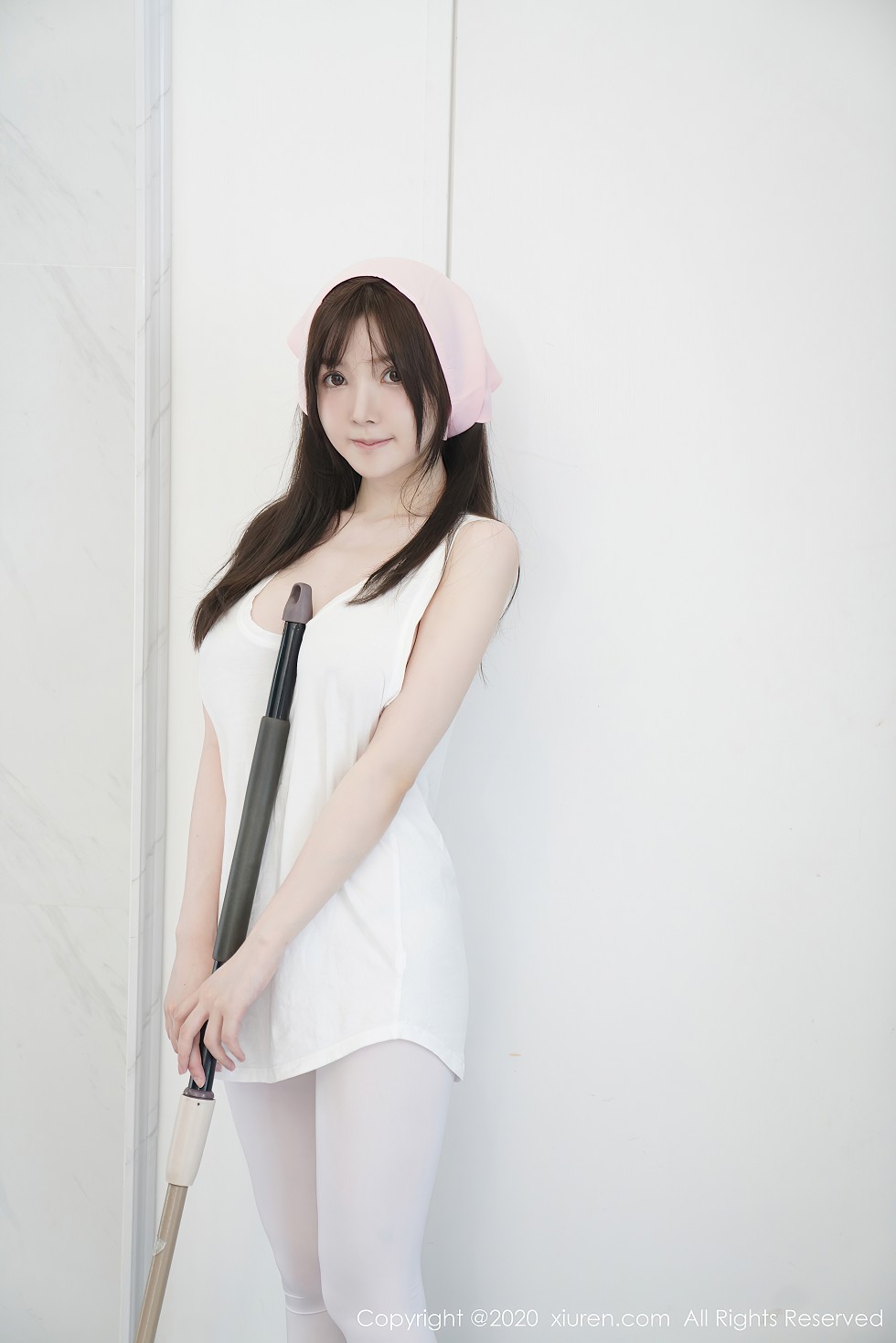 XiuRen第2557期_女神糯美子Mini性感家政女仆主题超薄无内白丝裤袜极致诱惑写真106P