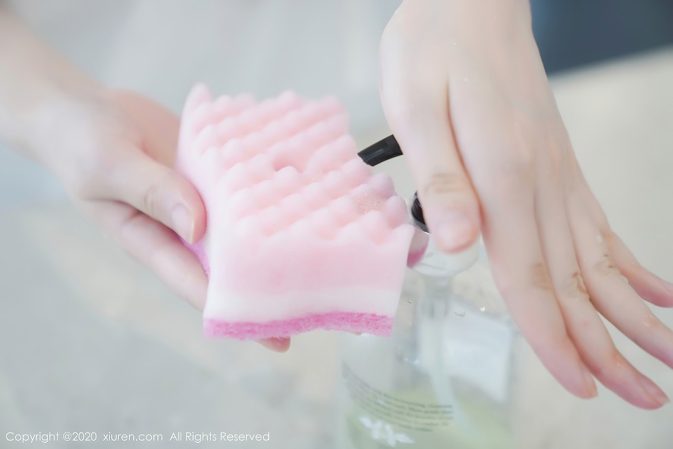 XiuRen第2557期_女神糯美子Mini性感家政女仆主题超薄无内白丝裤袜极致诱惑写真106P