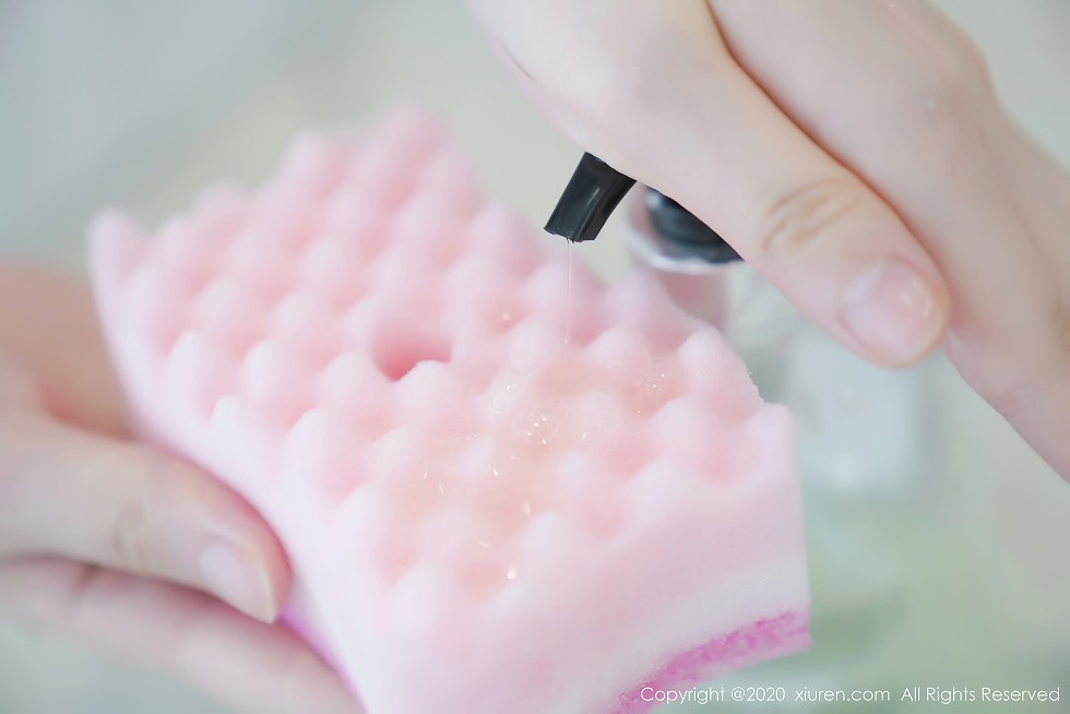 XiuRen第2557期_女神糯美子Mini性感家政女仆主题超薄无内白丝裤袜极致诱惑写真106P