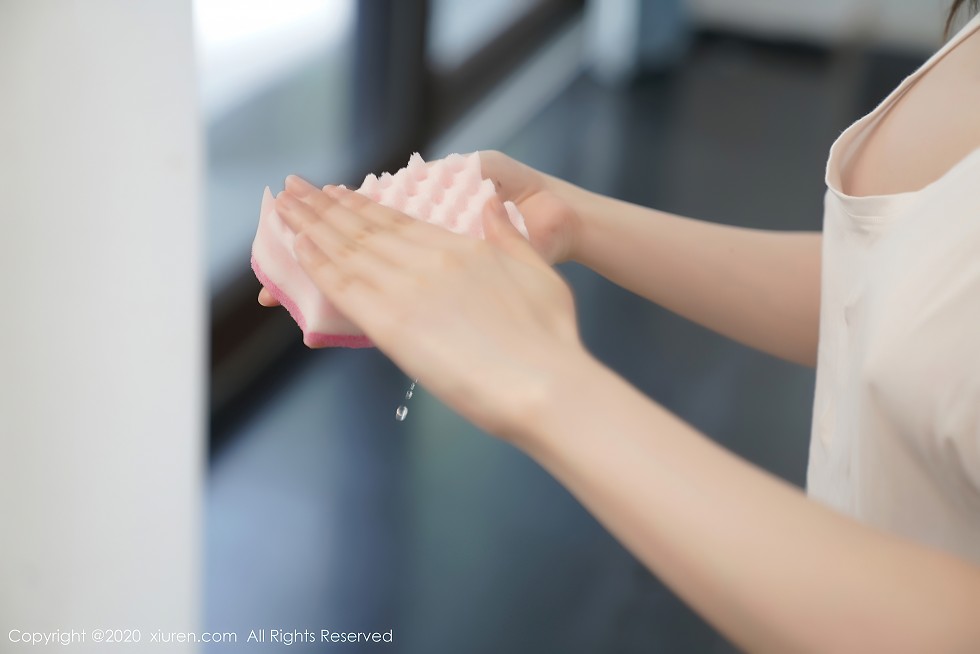 XiuRen第2557期_女神糯美子Mini性感家政女仆主题超薄无内白丝裤袜极致诱惑写真106P