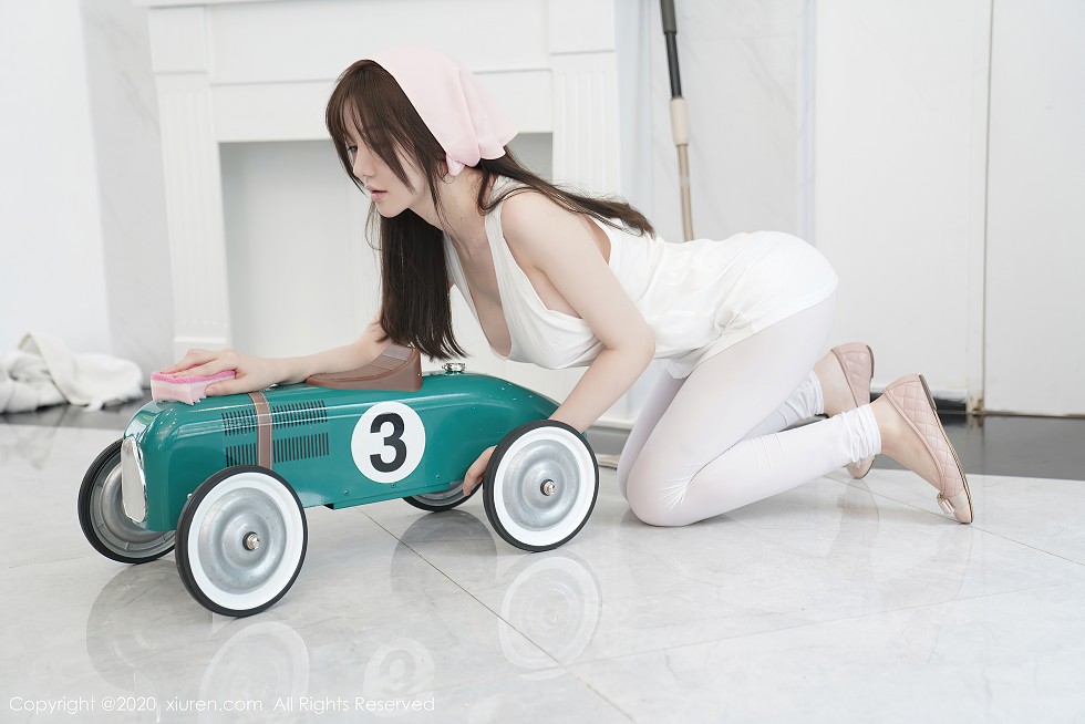 XiuRen第2557期_女神糯美子Mini性感家政女仆主题超薄无内白丝裤袜极致诱惑写真106P