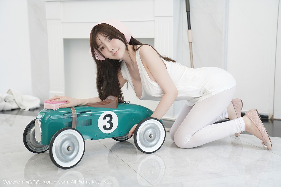 XiuRen第2557期_女神糯美子Mini性感家政女仆主题超薄无内白丝裤袜极致诱惑写真106P