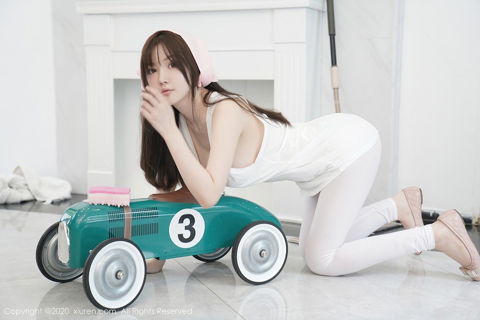 XiuRen第2557期_女神糯美子Mini性感家政女仆主题超薄无内白丝裤袜极致诱惑写真106P