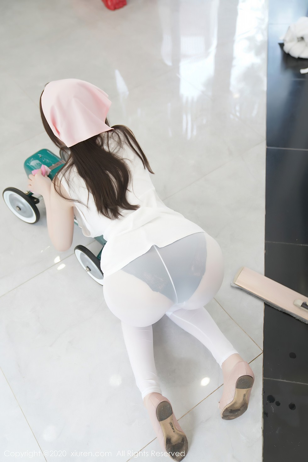 XiuRen第2557期_女神糯美子Mini性感家政女仆主题超薄无内白丝裤袜极致诱惑写真106P