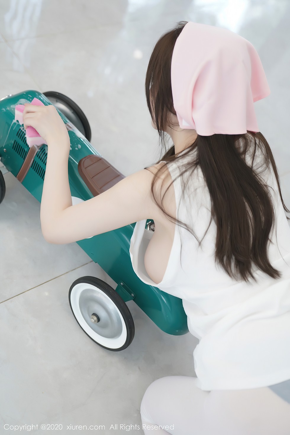 XiuRen第2557期_女神糯美子Mini性感家政女仆主题超薄无内白丝裤袜极致诱惑写真106P