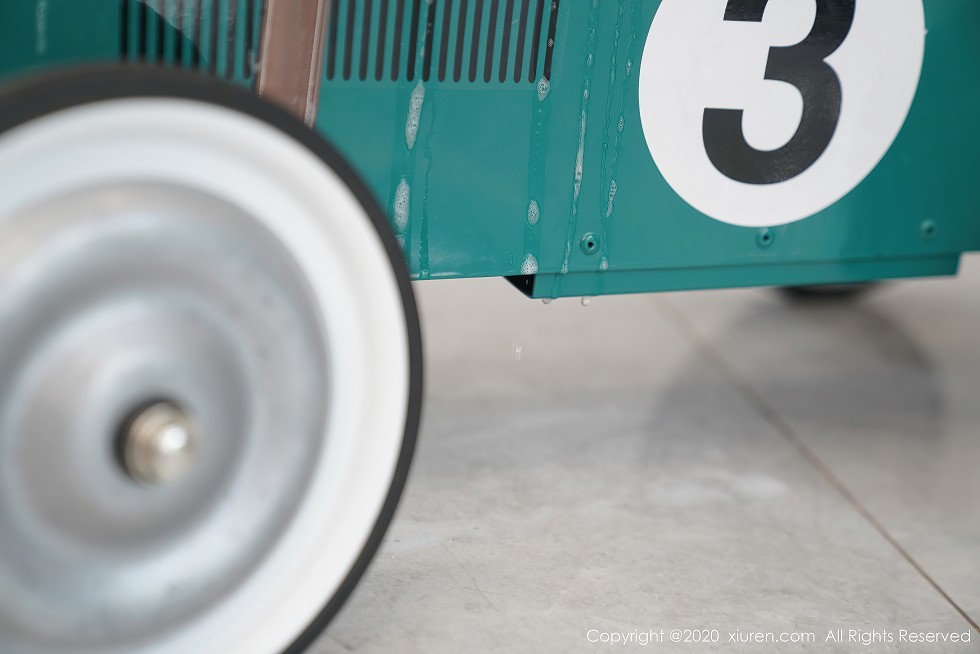 XiuRen第2557期_女神糯美子Mini性感家政女仆主题超薄无内白丝裤袜极致诱惑写真106P