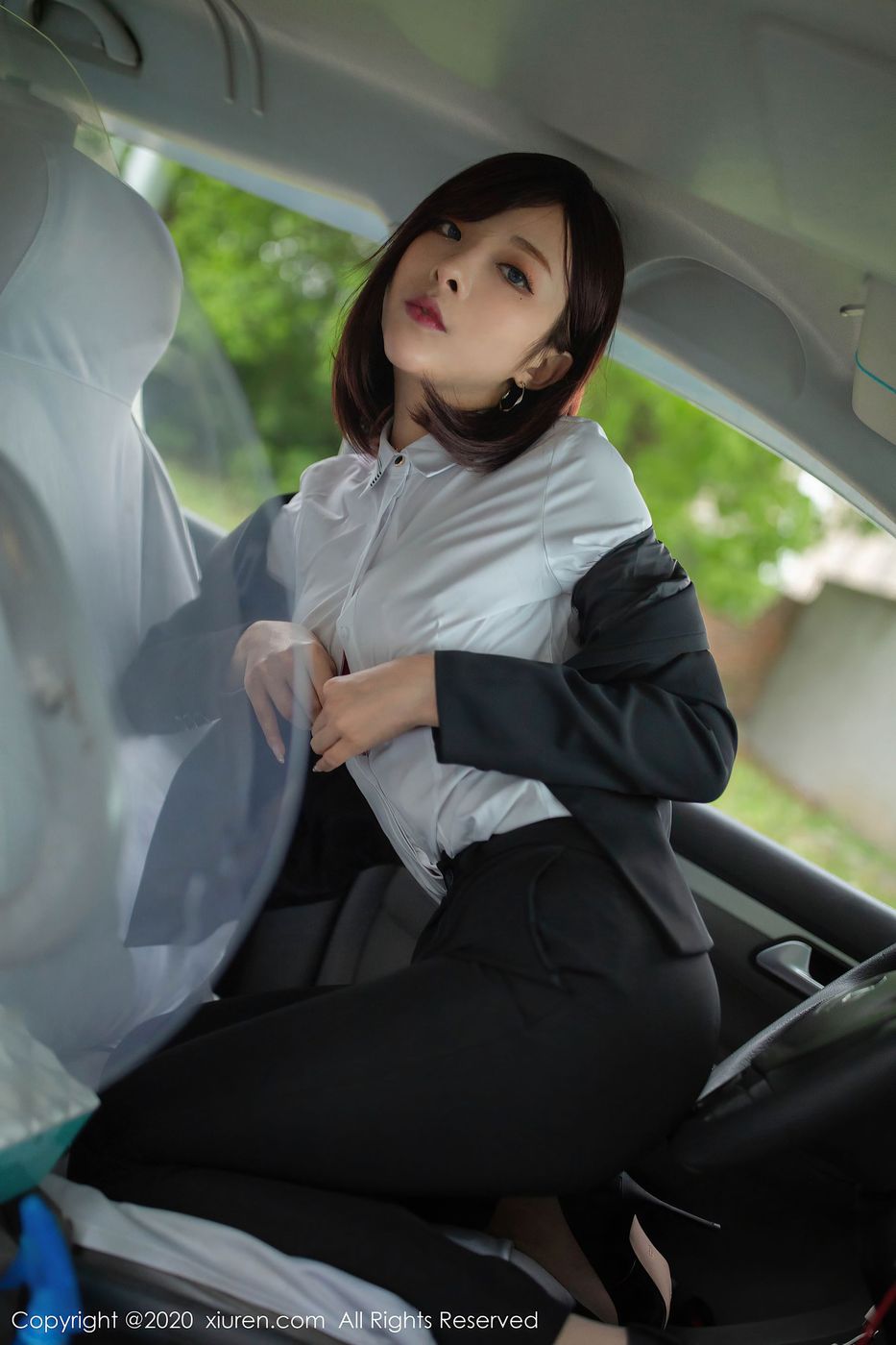 [XIUREN秀人网] 性感女神陈小喵丰腴有致熟女气息三亚旅拍 No.2322