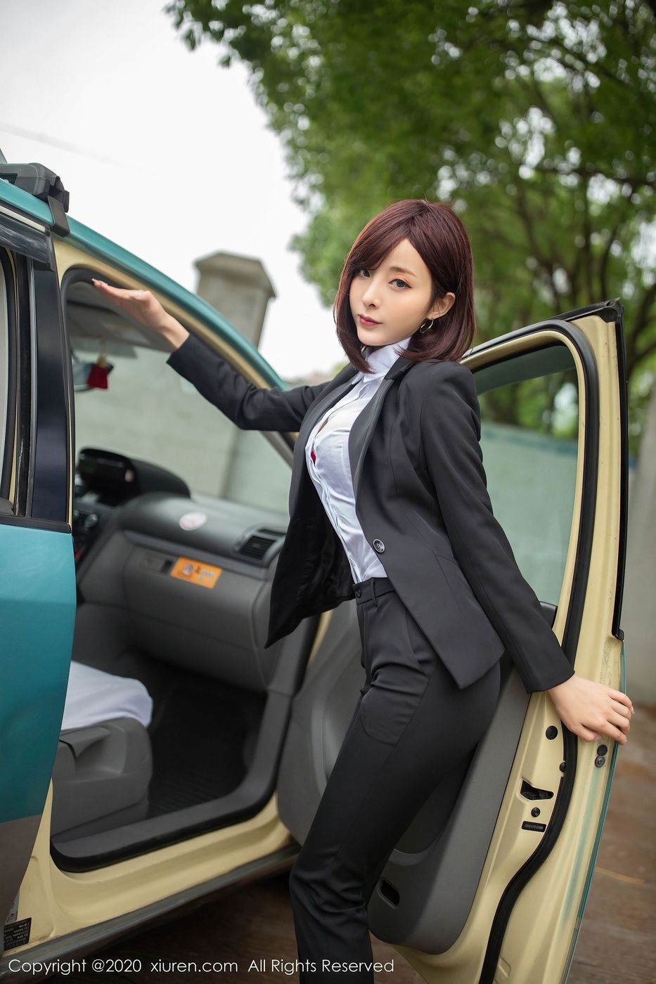 [XIUREN秀人网] 性感女神陈小喵丰腴有致熟女气息三亚旅拍 No.2322