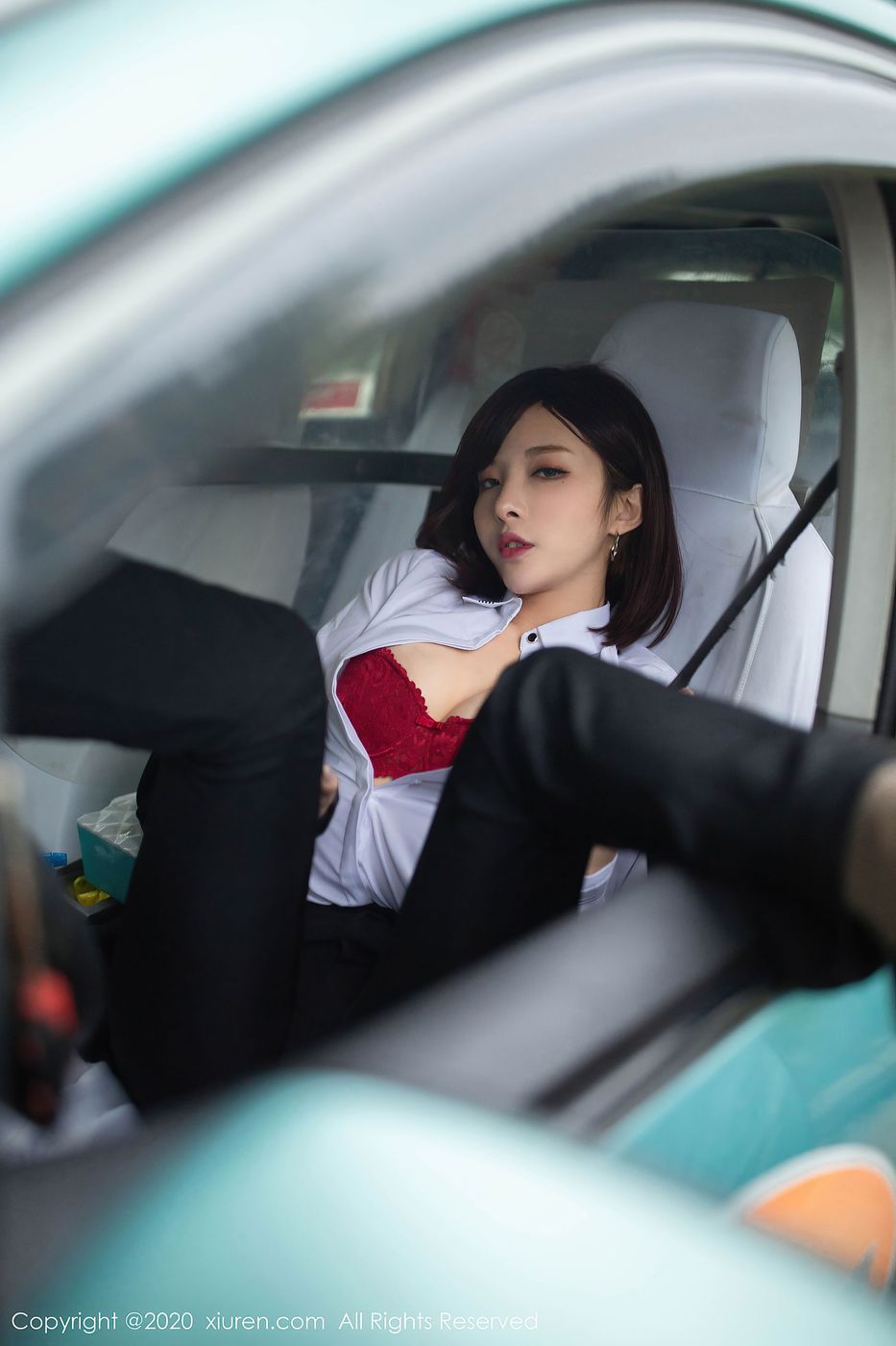 [XIUREN秀人网] 性感女神陈小喵丰腴有致熟女气息三亚旅拍 No.2322