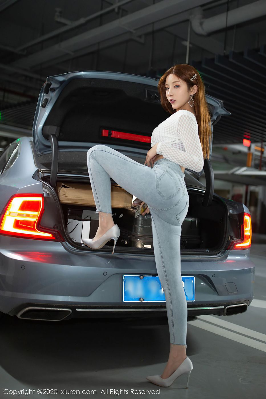 [XIUREN秀人网] 美女模特陈小喵停车场牛仔裤与丝袜车拍系列写真 No.2374