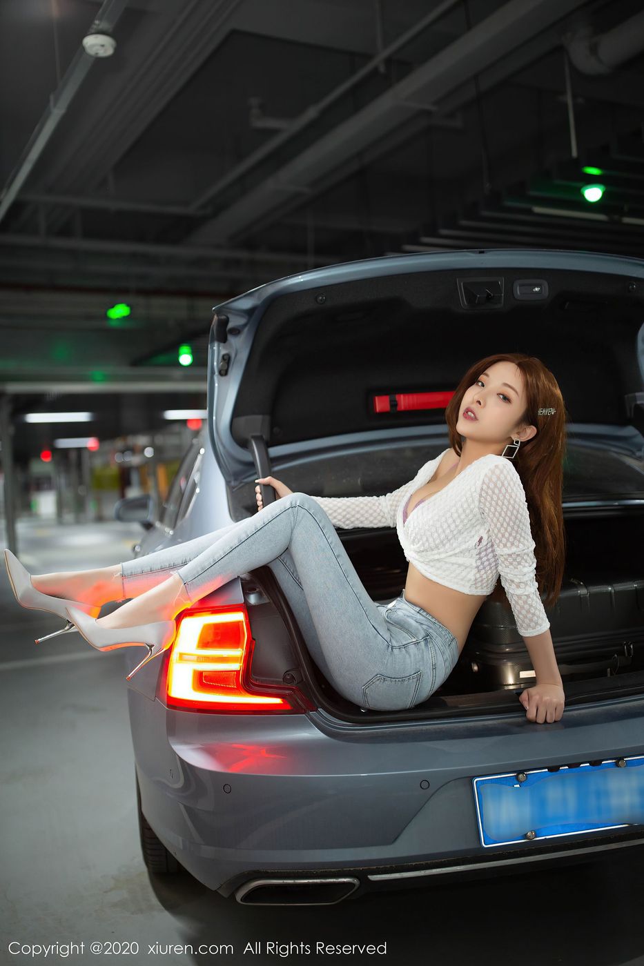 [XIUREN秀人网] 美女模特陈小喵停车场牛仔裤与丝袜车拍系列写真 No.2374