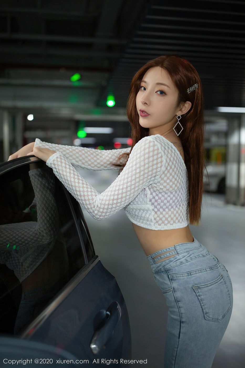 [XIUREN秀人网] 美女模特陈小喵停车场牛仔裤与丝袜车拍系列写真 No.2374