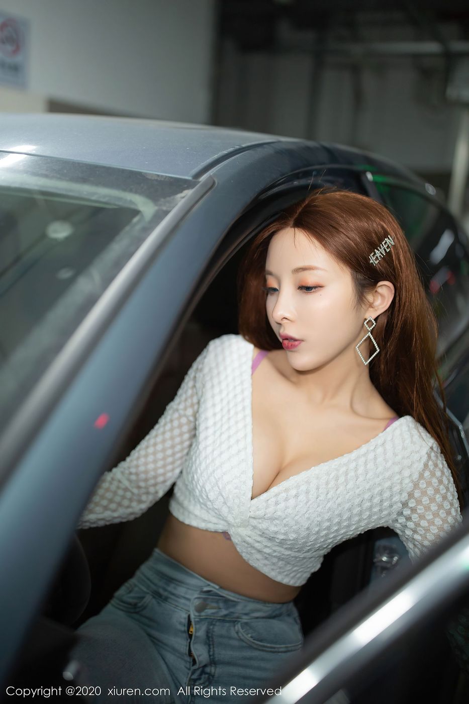 [XIUREN秀人网] 美女模特陈小喵停车场牛仔裤与丝袜车拍系列写真 No.2374