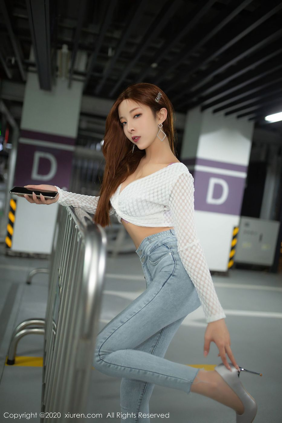 [XIUREN秀人网] 美女模特陈小喵停车场牛仔裤与丝袜车拍系列写真 No.2374