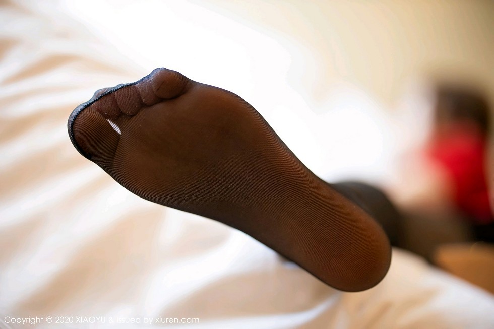 [XiaoYu画语界]Vol.402_嫩模梦梵私房床上红色内衣配超薄黑丝裤袜秀多姿身材诱惑写真63P