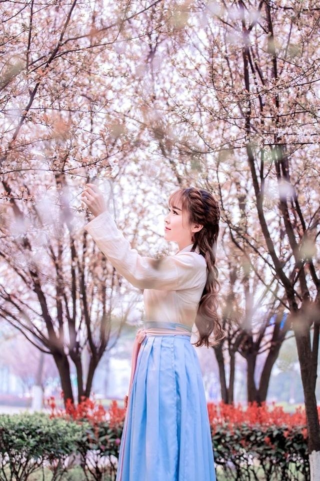 清新靓丽汉服美女樱花树下写真