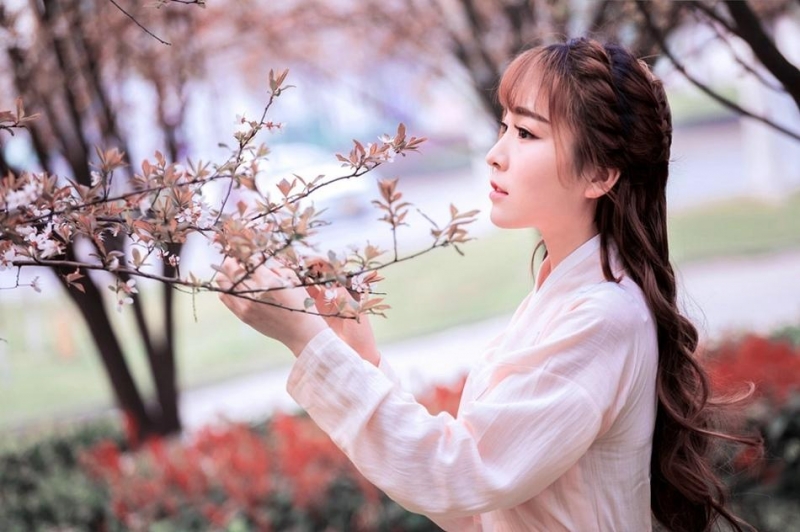 清新靓丽汉服美女樱花树下写真