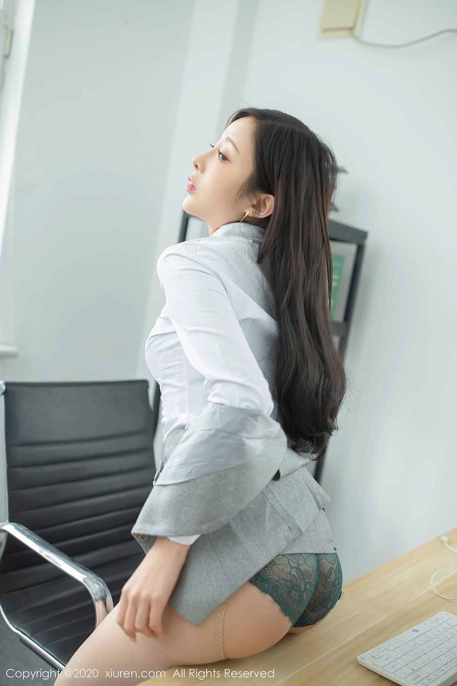 [XiuRen秀人网] 美女模特陈小喵职场OL内衣诱惑系列性感写真 No.2435